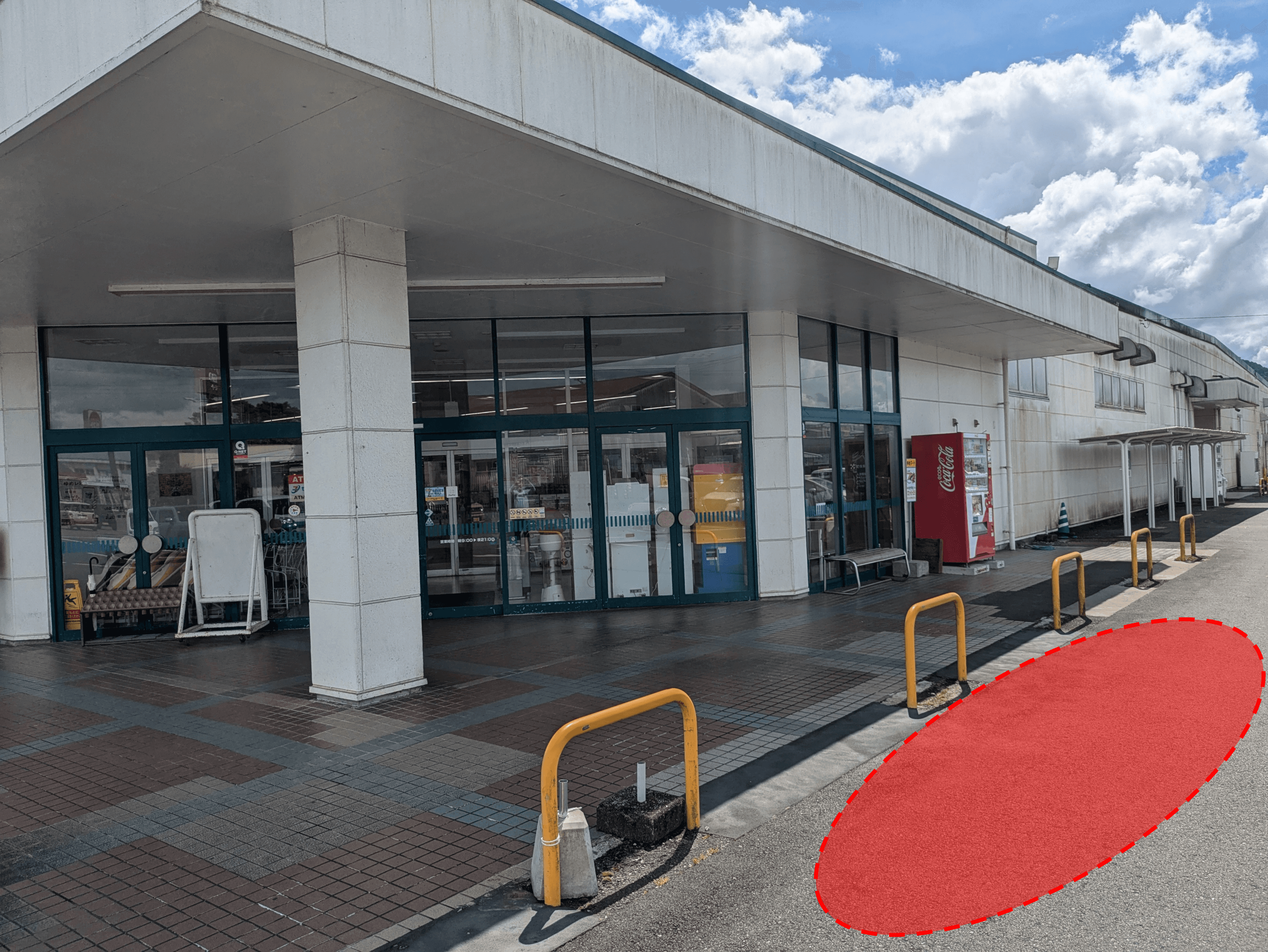 店頭 駐車場側 キッチンカーや食物販、プロモーションに利用可能なスーパーの店頭スペース