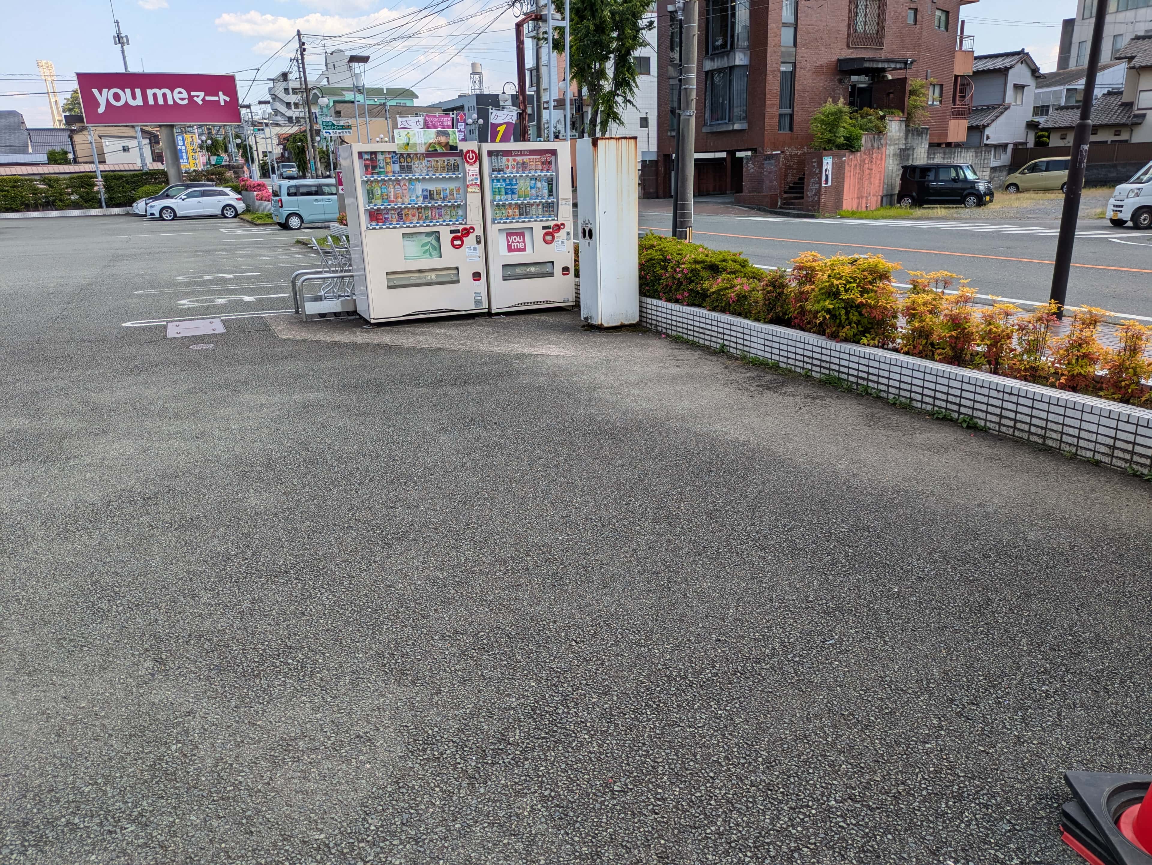 キッチンカーに利用可能なスーパーの駐車場スペース